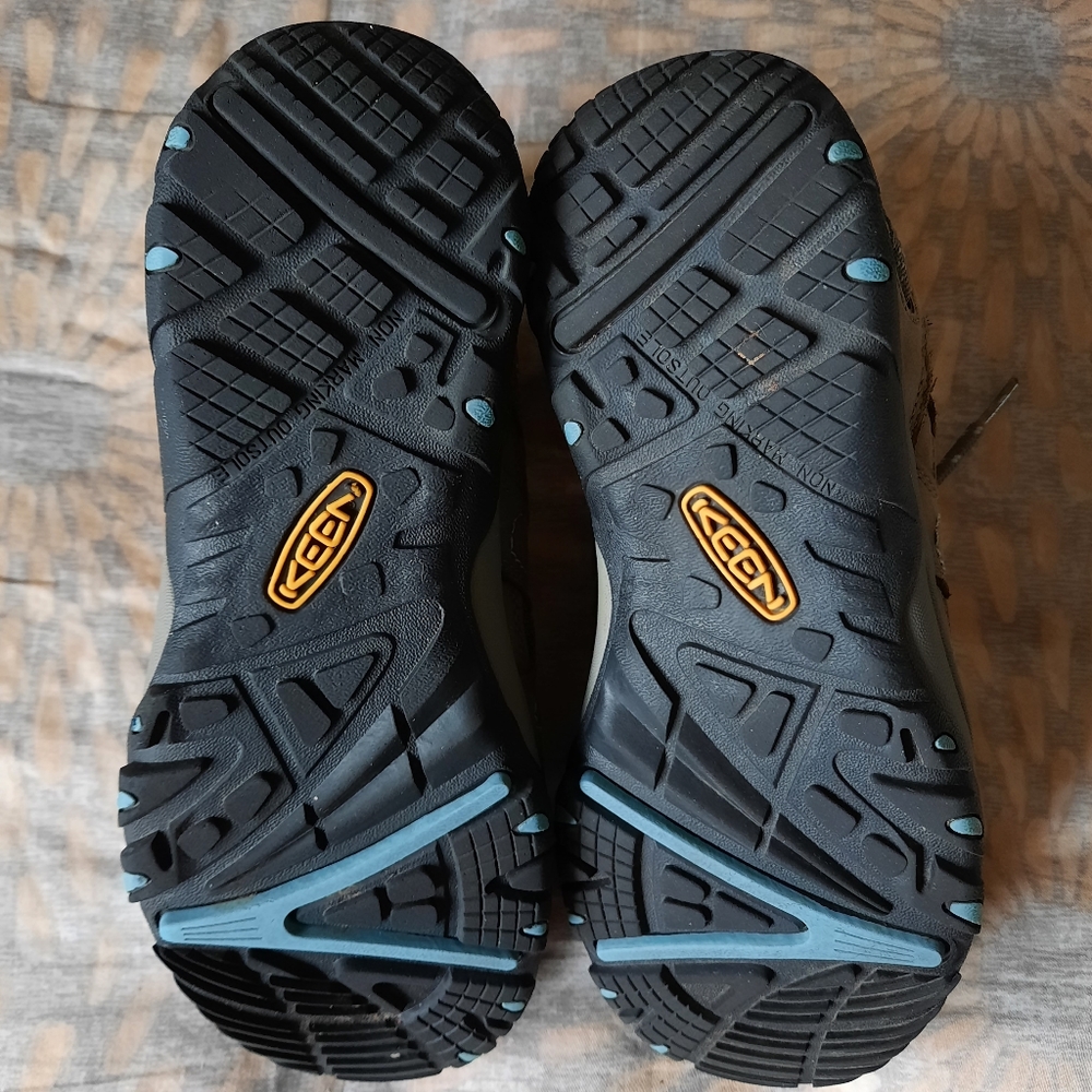 Keen Women's Mid hiking boots zise 7. - Picture 13 of 15